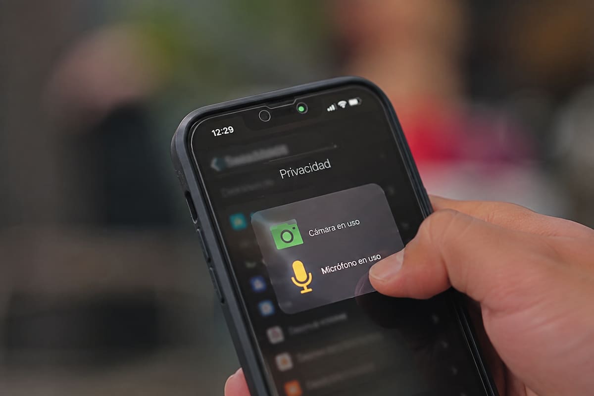 Cómo saber qué apps tienen acceso a la cámara y micrófono de tu celular y cómo quitarles el permiso