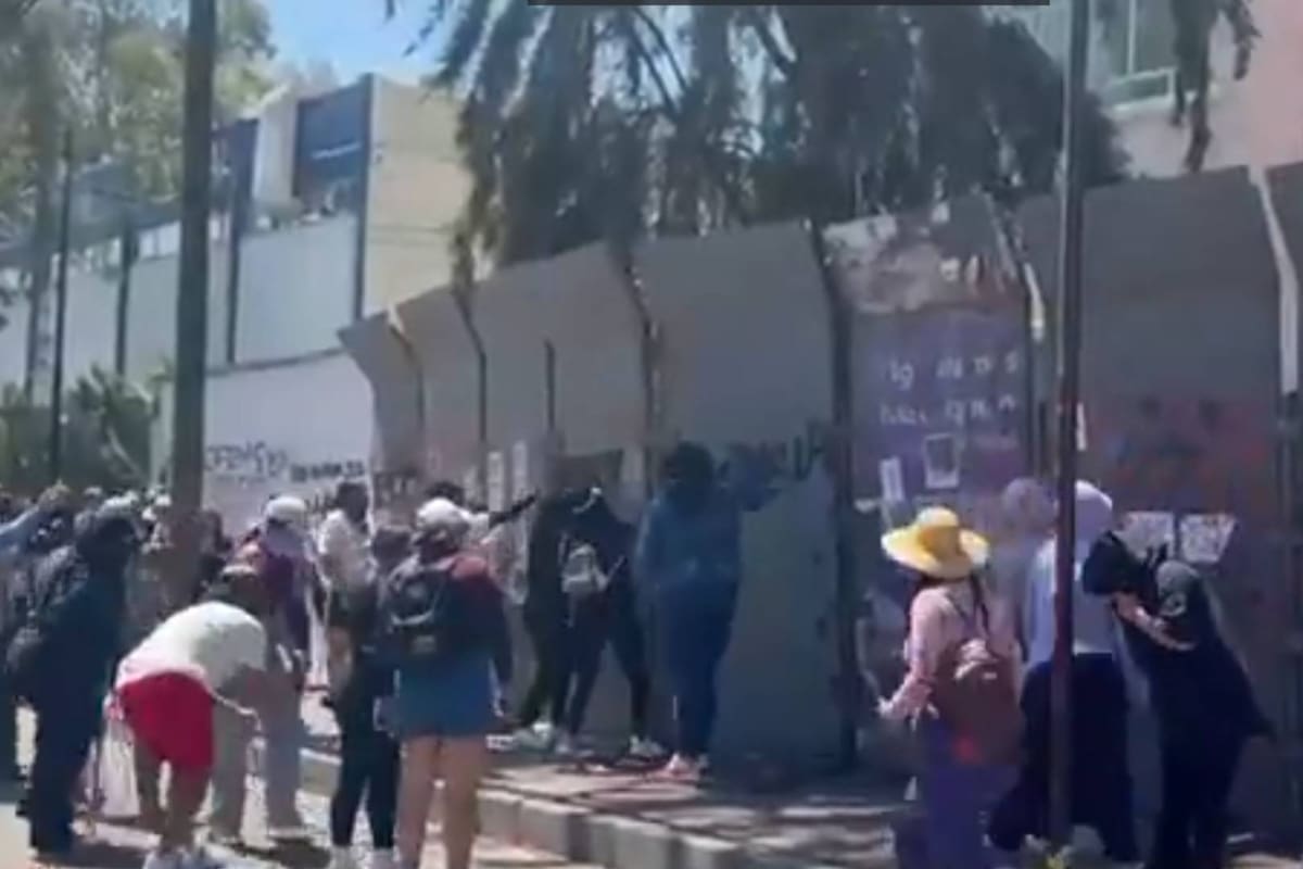 8M: Gasean a mujeres que protestan en la Fiscalía General de Edomex