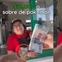 Mujer rechaza 10 mil pesos en efectivo y prefiere un paquete de cartas Pokémon; el momento se vuelve viral