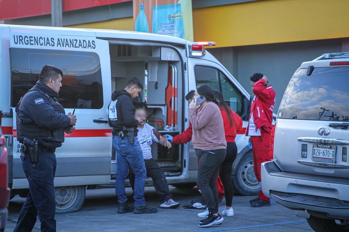 Le disparan a hombre afuera de un oxxo
