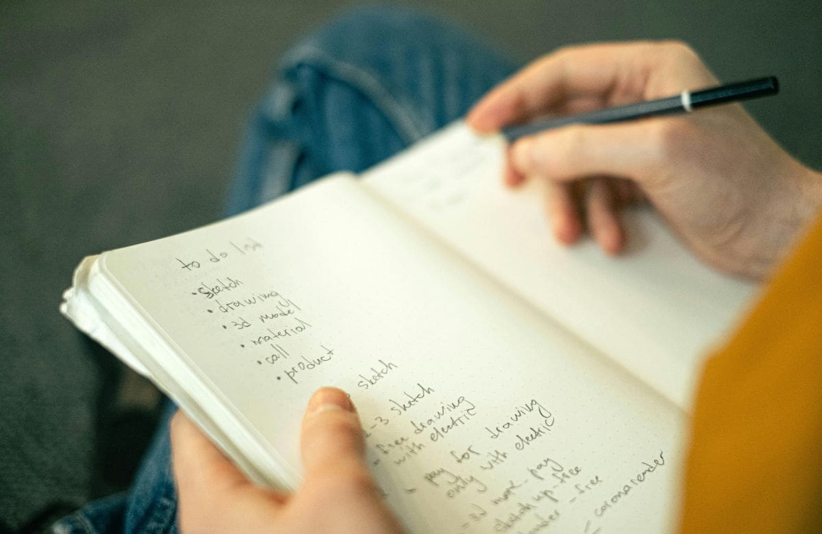 Escribir la lista del supermercado en papel puede ayudar a la memoria y al control de gastos | Foto: Especial (canva)