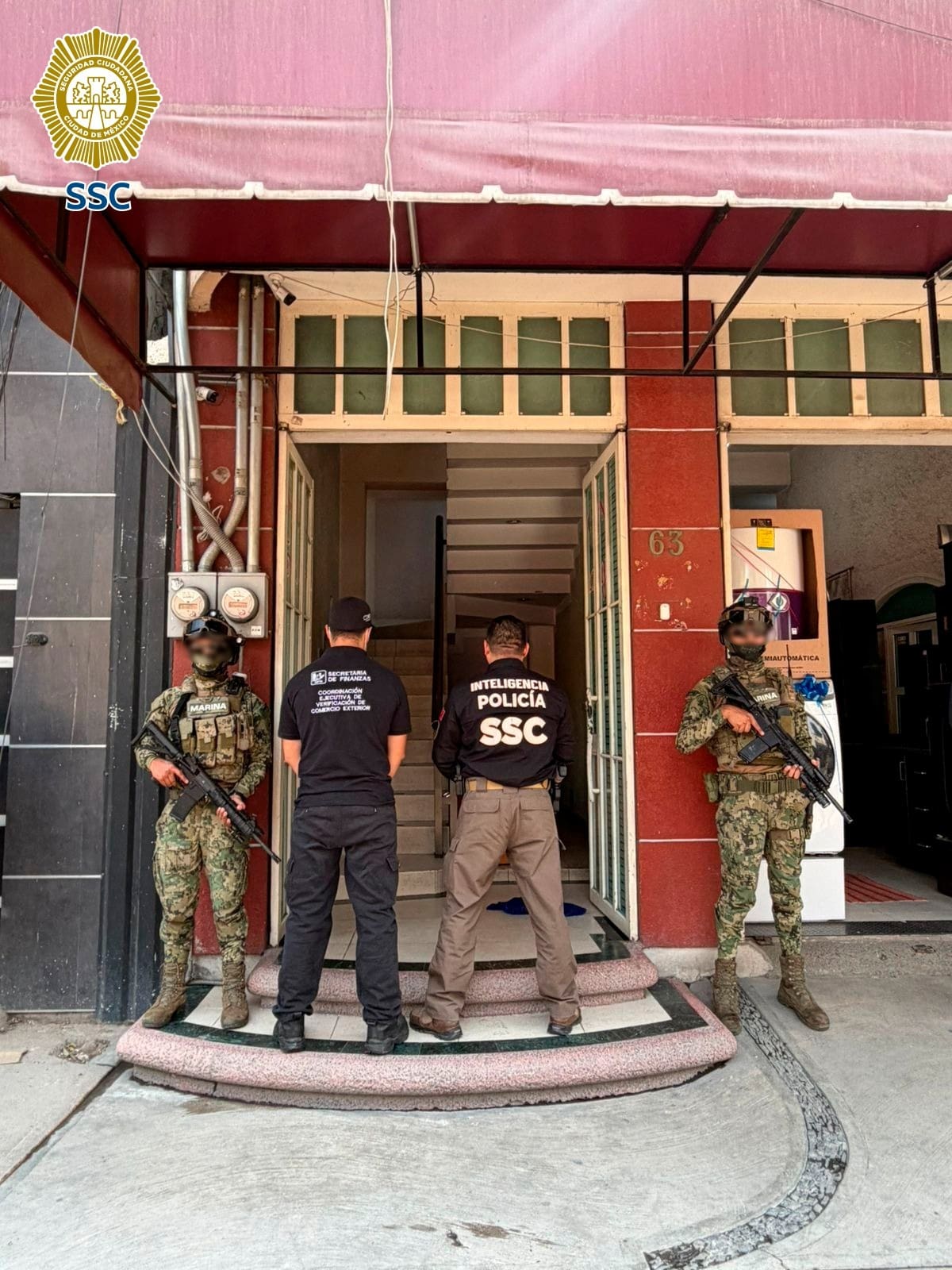 Decomiso en tienda de ropa. Foto: X/SSC-CDMX