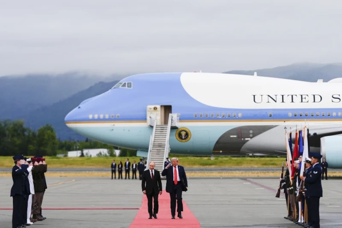 El presidente Donald Trump saluda al presidente ruso Vladimir Putin al caminar, el viernes 15 de agosto de 2025, en la Base Conjunta Elmendorf-Richardson, Alaska. | Crédito: AP/Julia Demaree Nikhinson