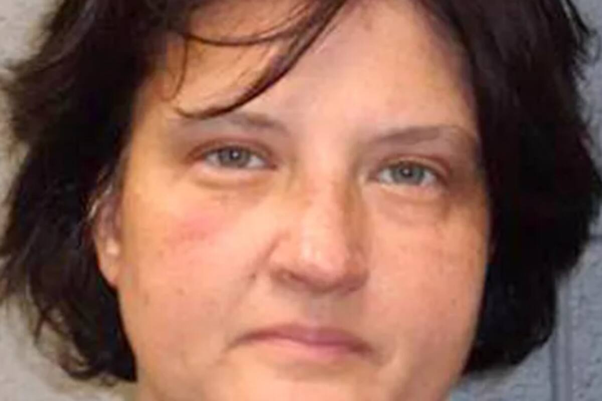 Mujer acusada de matar a su esposo mientras dormía, deja una nota antes de huír