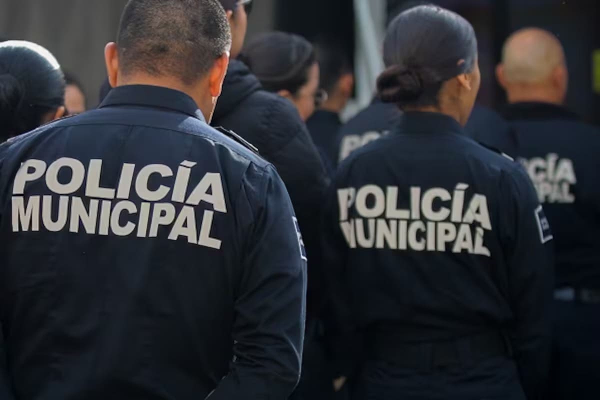 Retiran a policía de Mexicali tras video donde aparece haciendo maniobras en auto y tomando alcohol