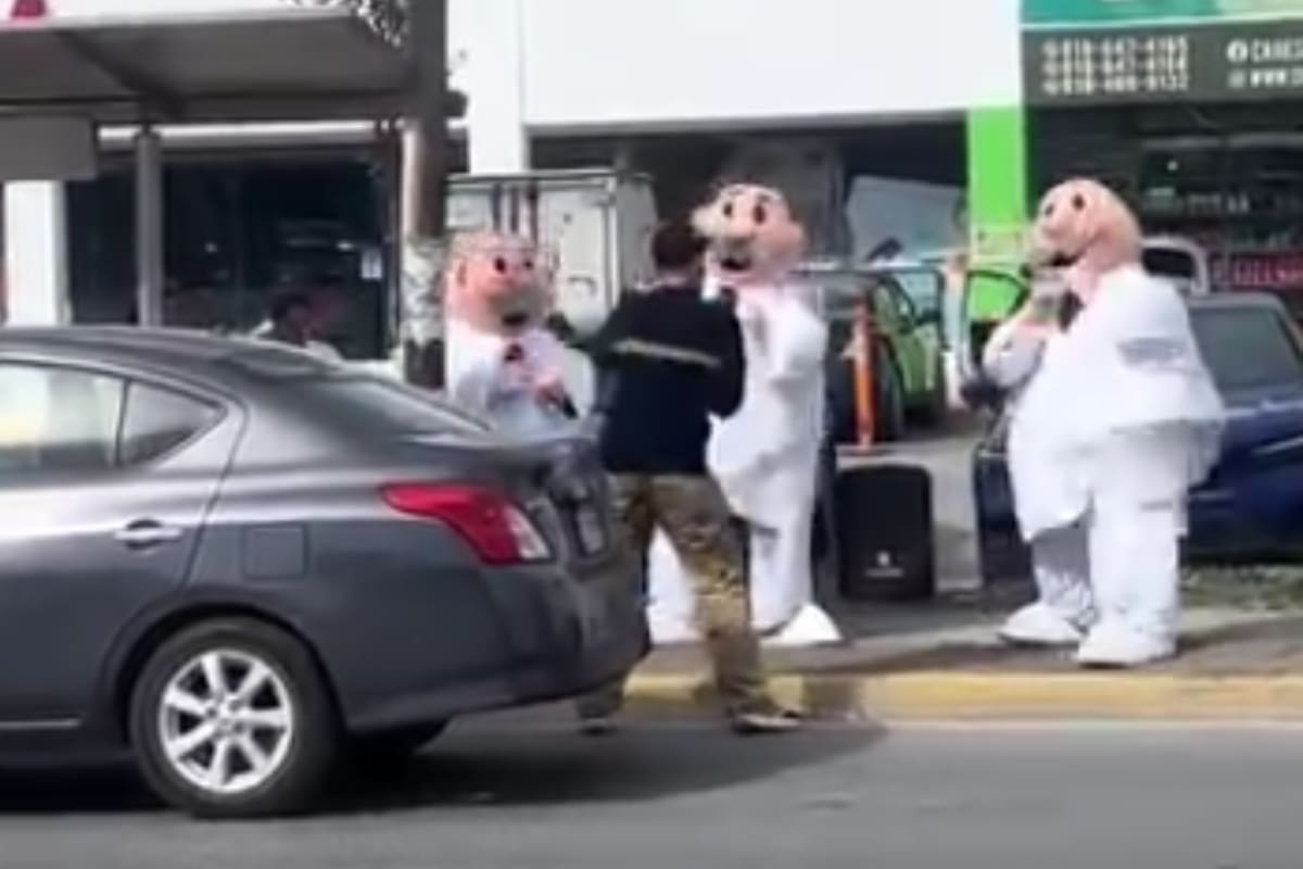 Automovilista se baja a bailar “Mayonesa” con los Simis y el momento se vuelve viral