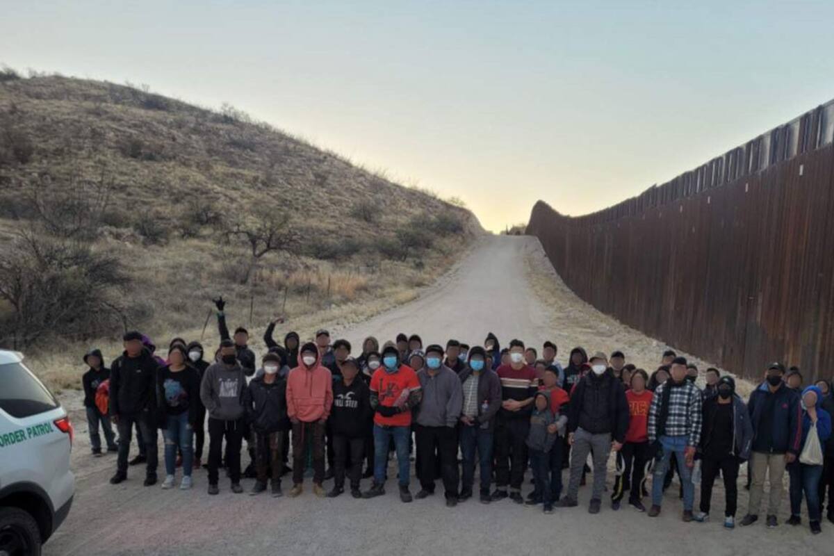 Encuentran a grupo de 60 niños migrantes en Arizona