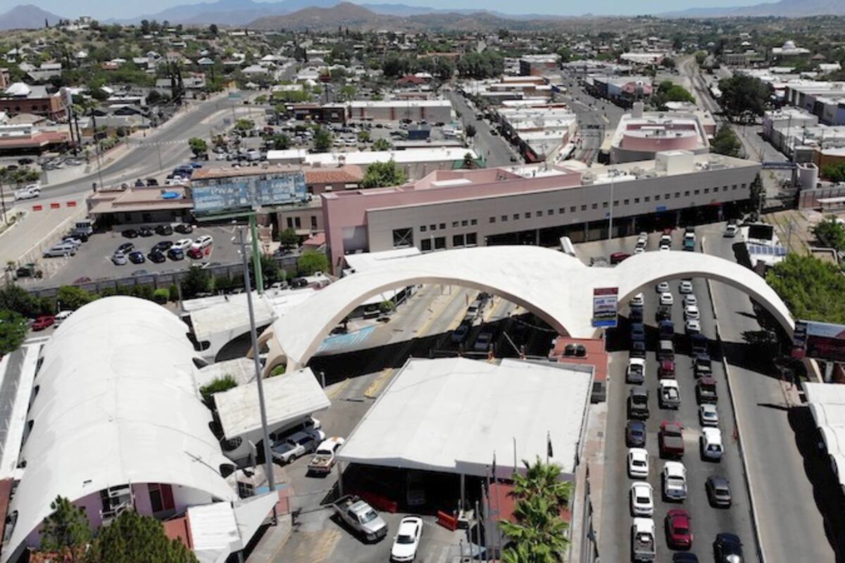 Sorprenden mujer cruzando garita de Nogales con una pistola