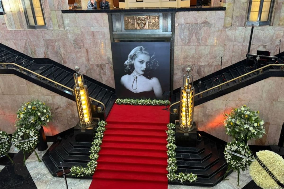 Luis Miguel se hace presente en el homenaje a Silvia Pinal con un arreglo de flores blancas