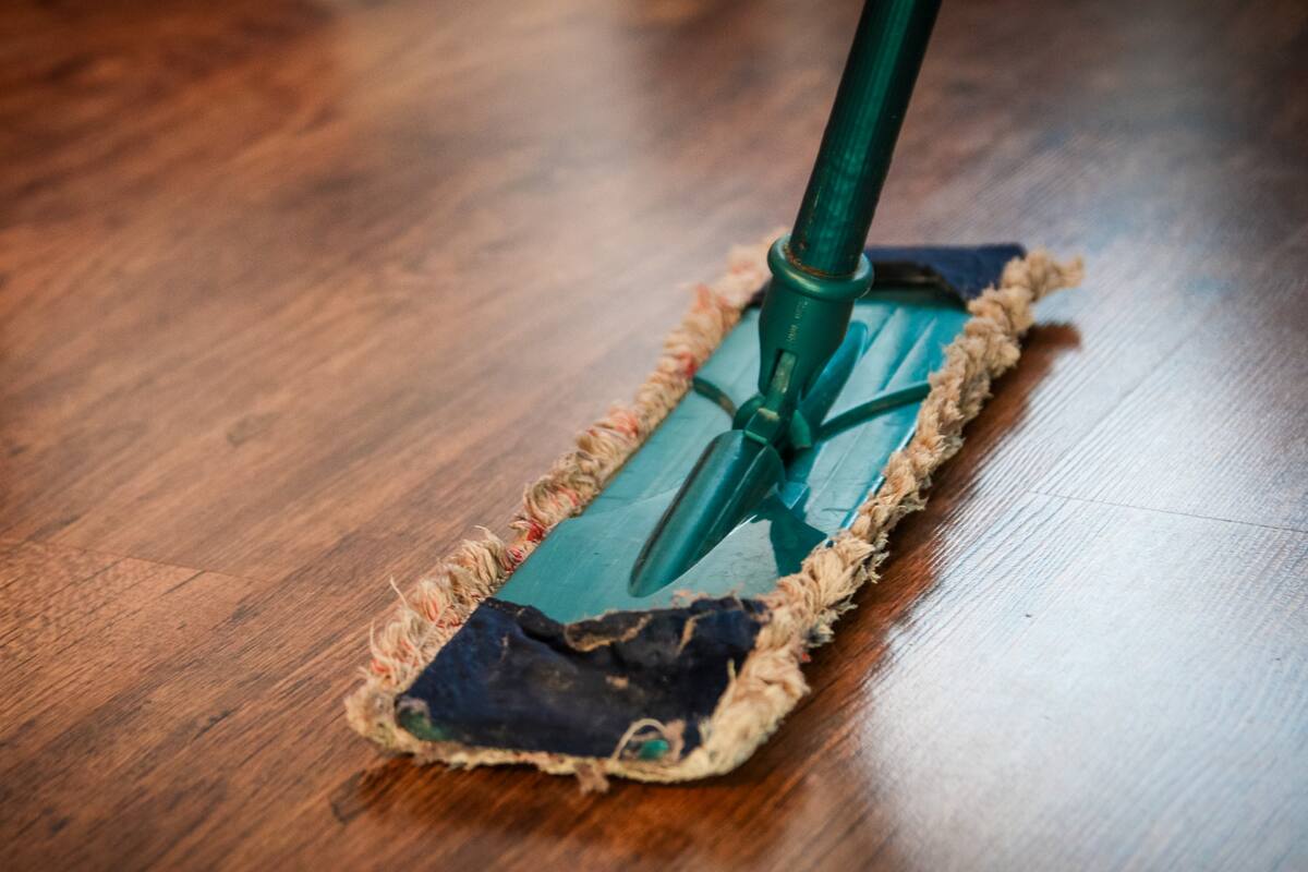 Este es el secreto casero para mantener los muebles de madera libres de polvo