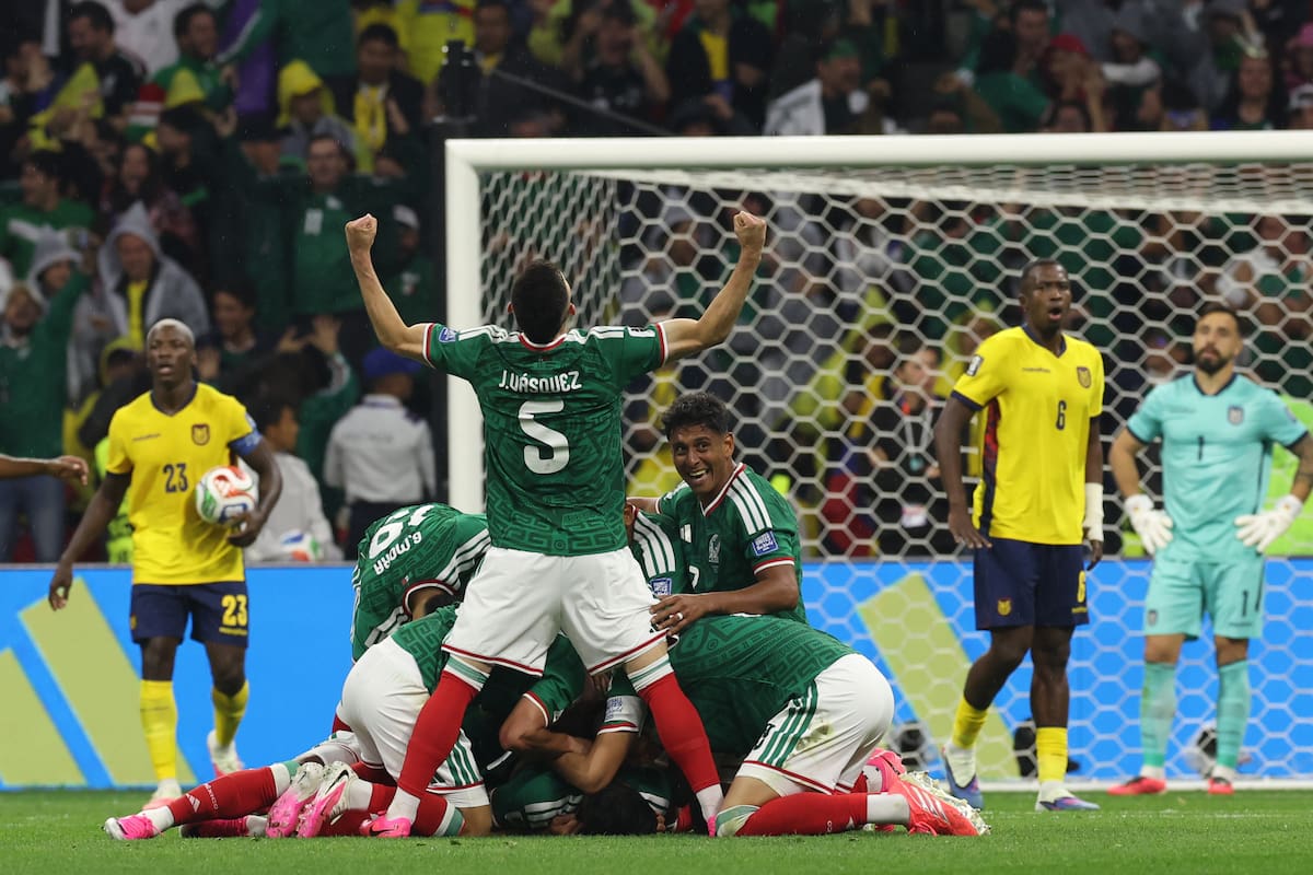 Johan Vásquez celebra con el resto de sus compañeros el segundo gol anotado por México a Ecuador en los dieciseisavos de final del Mundial 2026 en el Estadio Ciudad de México. (Foto: EFE/ Alex Cruz)