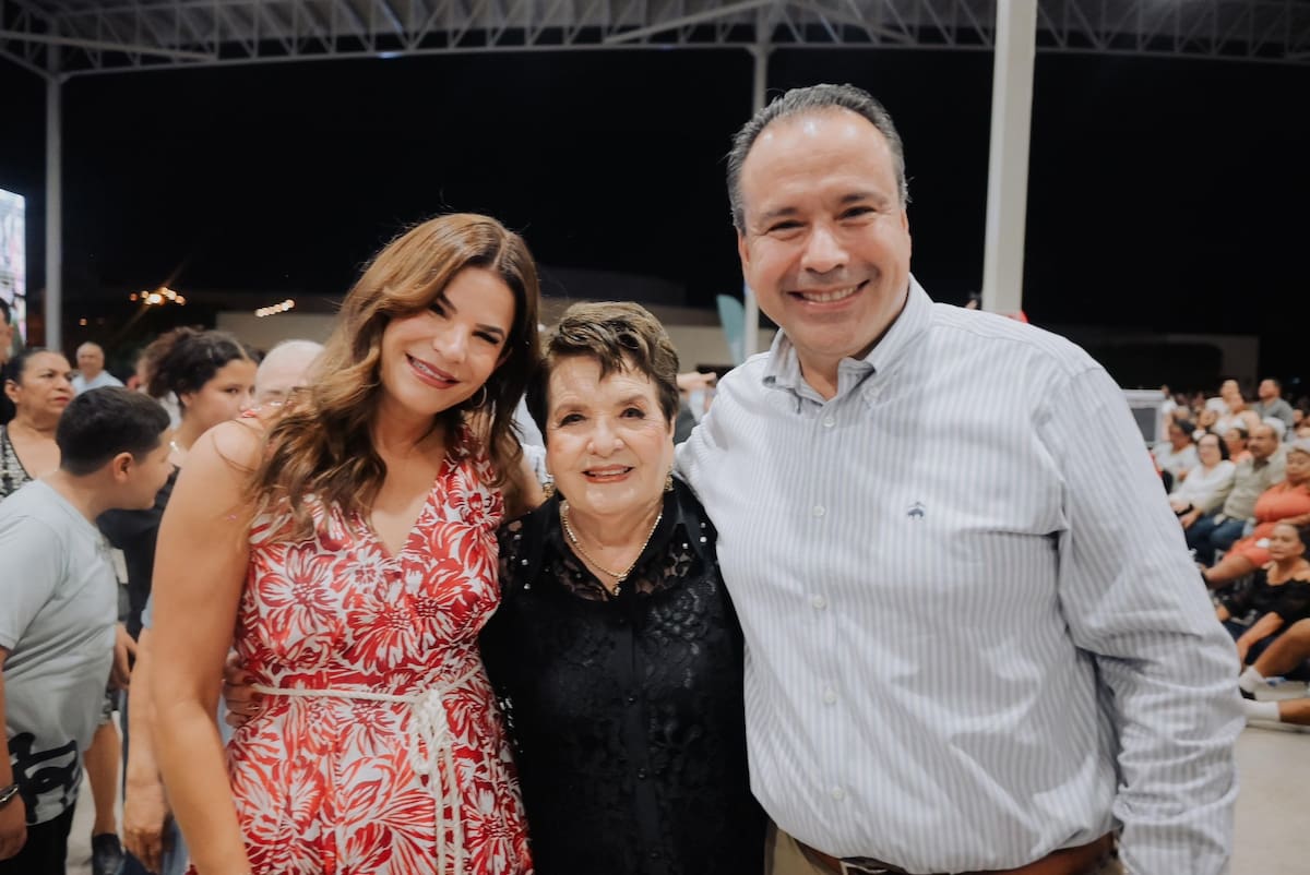 El alcalde Antonio Astiazarán y su esposa Patricia Ruibal, presidenta del DIF Hermosillo, convivieron anoche con los adultos mayores en el concierto de Los Apson. FOTO: ESPECIAL