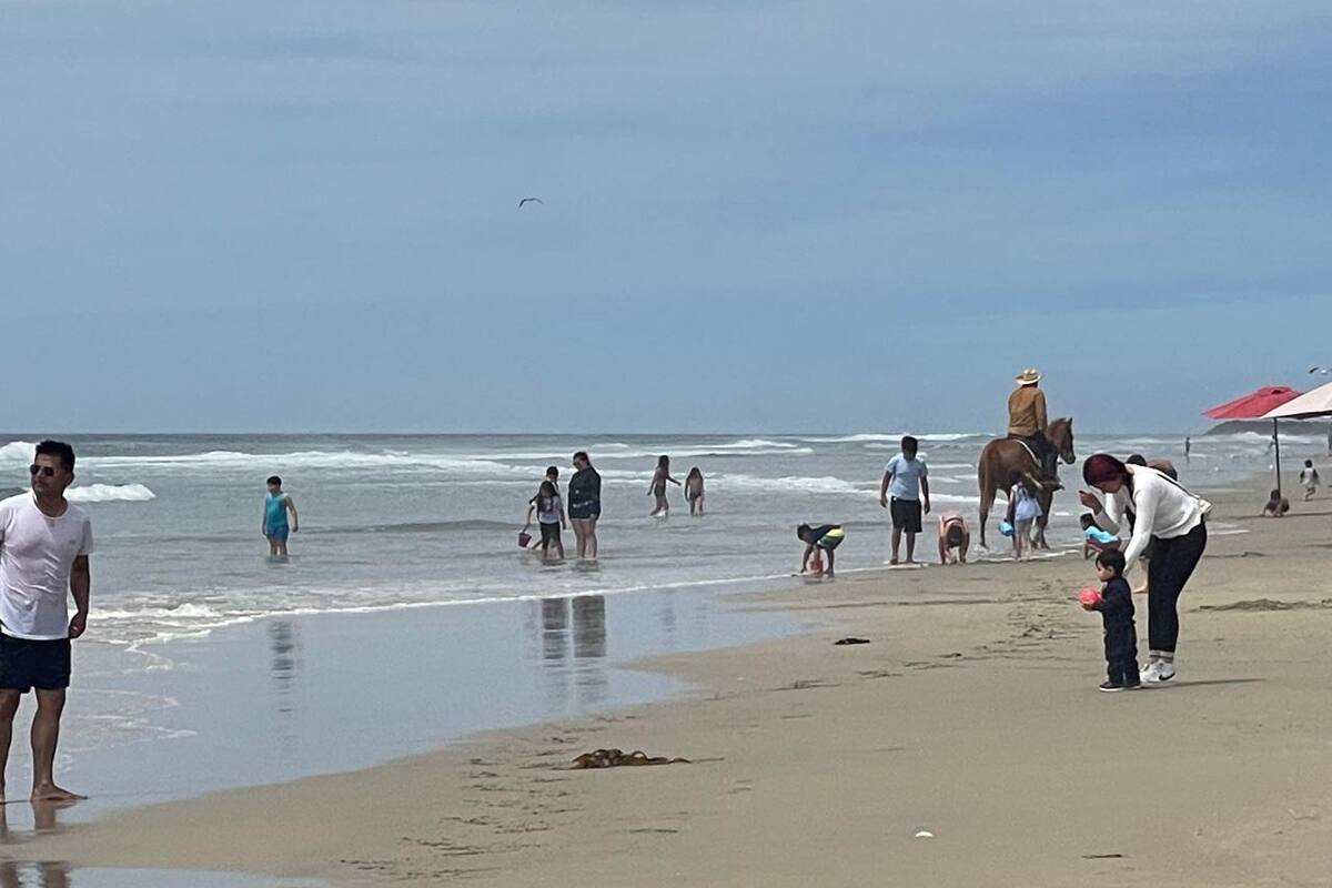 Juegan en el mar pese a contaminación
