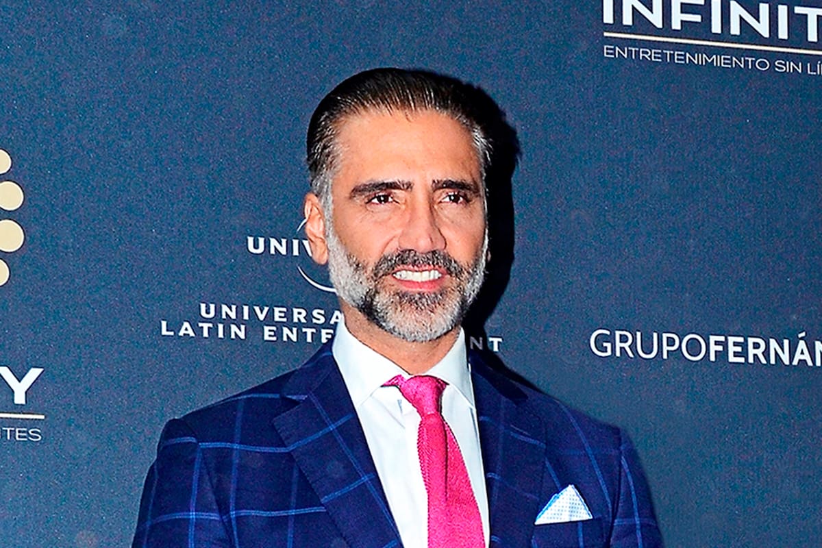 VIDEO: Alejandro Fernández se besa con actriz de la Rosa de Guadalupe