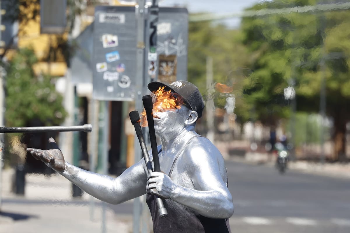 El señor Efrén Reyes trabaja como malabarista en el crucero de Pino Suarez y Obregón, en el Centro de la ciudad. | Crédito: Teodoro Borbón (GH)