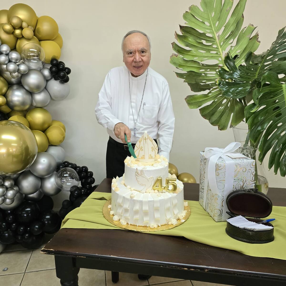 El arzobispo Ruy Rendón junto al
pastel por su aniversario sacerdotal. FOTO: CORTESÍA