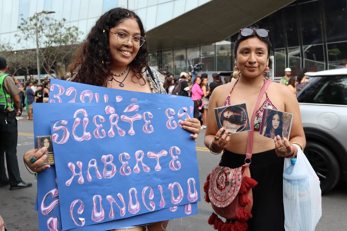 AME739. LIMA (PERÚ), 16/02/2025.- Fanáticos de la cantante colombiana Shakira se reunieron el día de ayer a las afueras de la clínica Delgado este domingo, en Lima (Perú). La cantante colombiana Shakira anunció que ha sido hospitalizada en Lima tras sufrir de un dolor abdominal, por lo que ha suspendido el primer concierto que iba a presentar este domingo en el Estadio Nacional de la capital peruana. EFE/ Gonzalo Domínguez