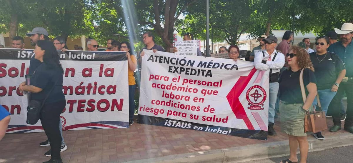 El Sindicato de Trabajadores Académicos de la Unison se manifestó frente a Isssteson.