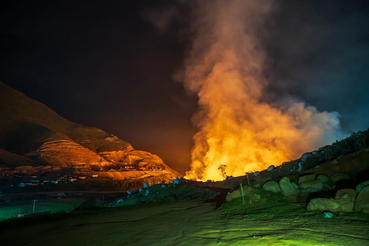 Incendio en procesadora de aserrín continúa activo tras más de 36 horas