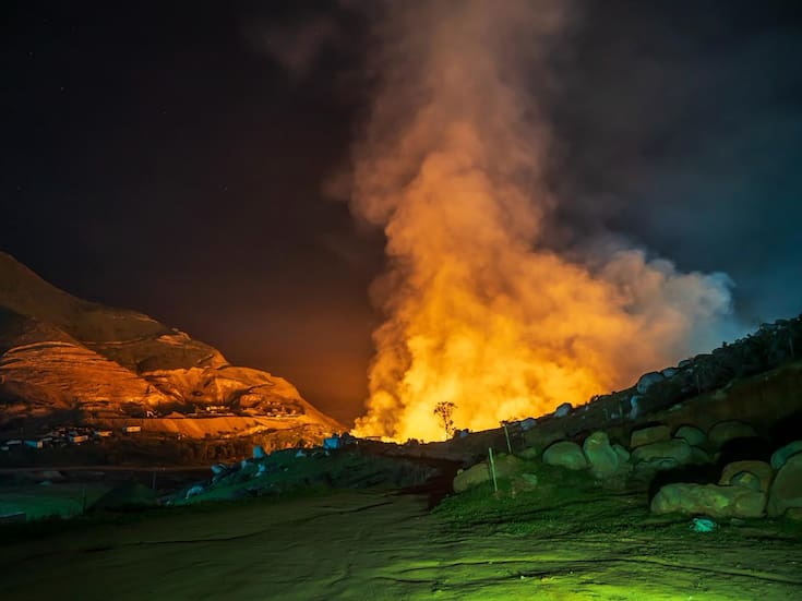 Incendio en procesadora de aserrín continúa activo tras más de 36 horas