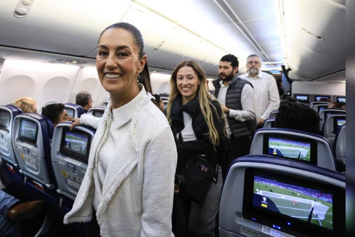 Entre selfies y apoyo, Sheinbaum viaja a su primera gira de trabajo con AMLO
