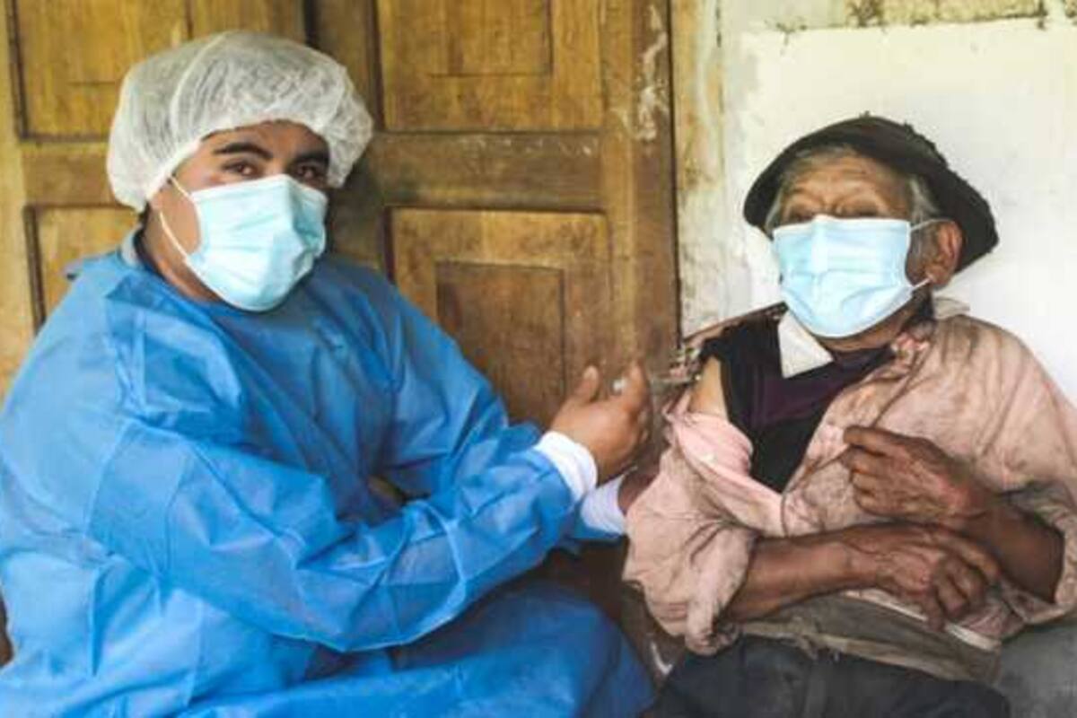 Hombre de 121 años es vacunado contra el Covid-19 en Perú