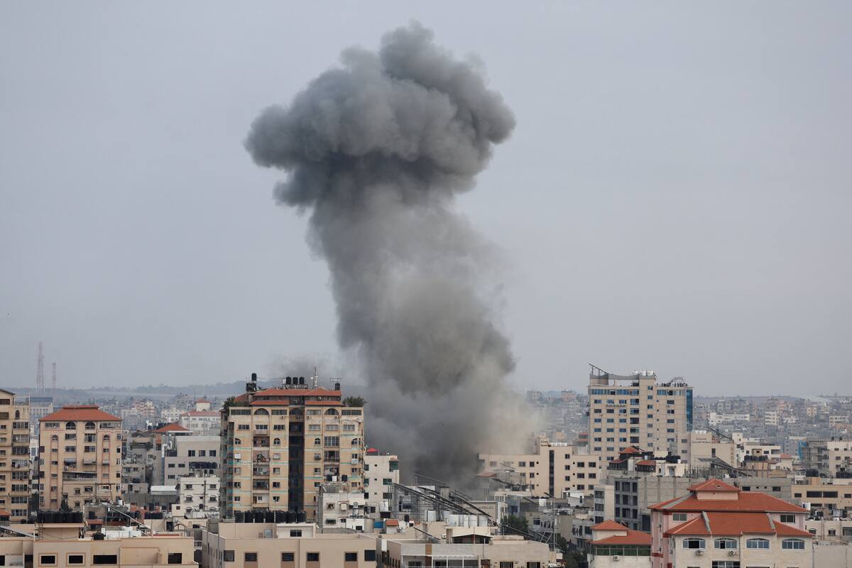 Foto del domingo de humo en Gaza tras los atques aéreos de Israel 
Oct 8, 2023. REUTERS/Mohammed Salem