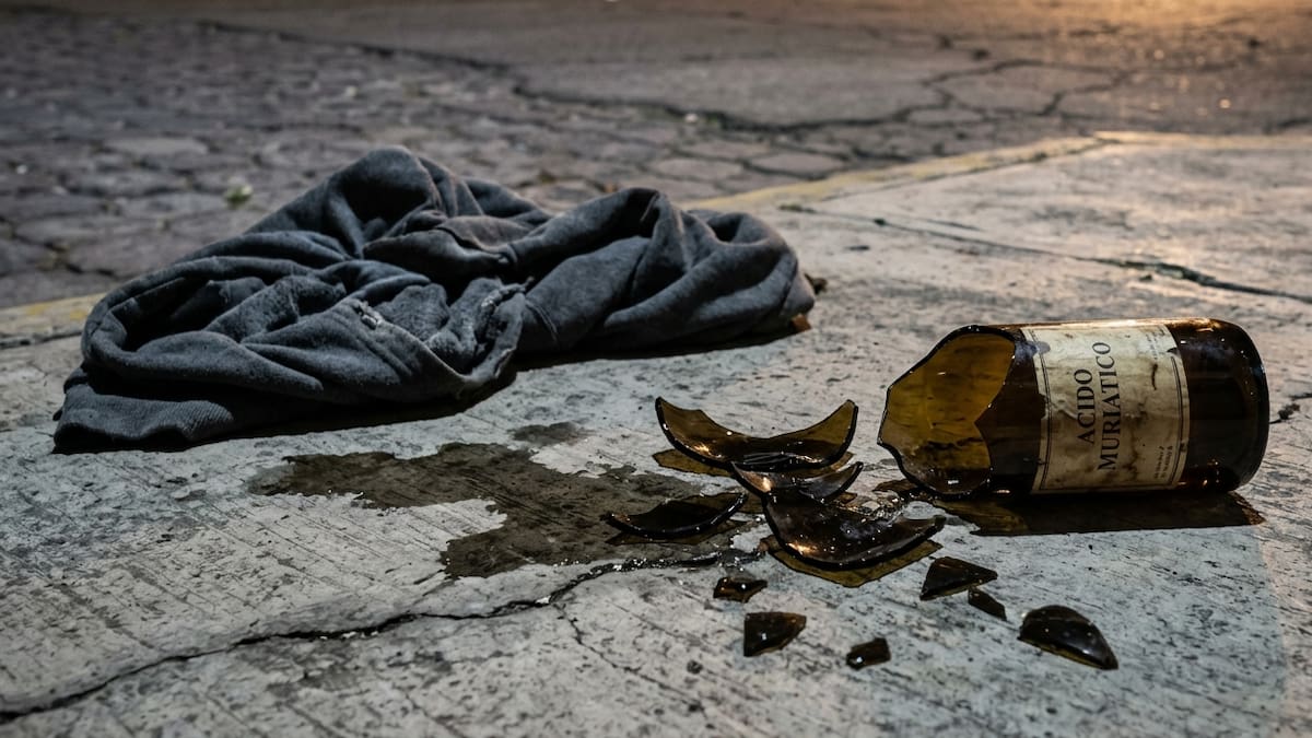 Mujer agrede con ácido a una pareja mientras caminaba; joven queda grave y autoridades continúan la investigación
