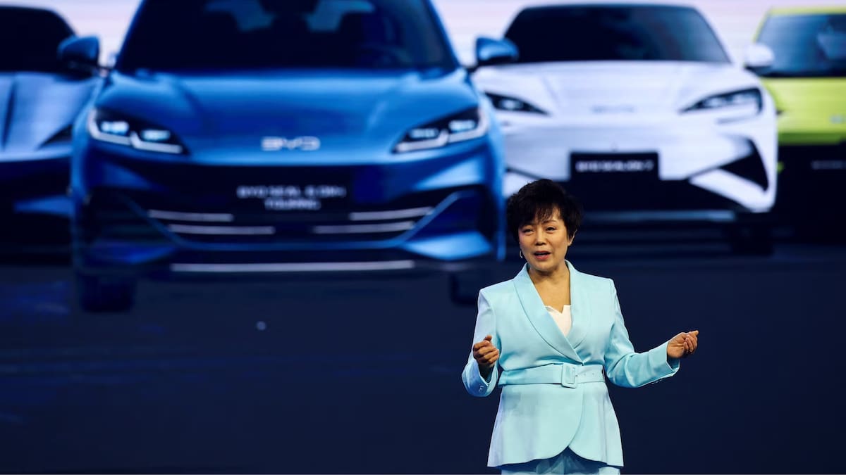 BYD dejará de traer autos chinos a Europa; Stella Li confirmó que diseñarán modelos exclusivos de menos de 4.3 metros para ciudades como París y Roma con el fin de evitar los aranceles y adaptarse al gusto de los conductores europeos