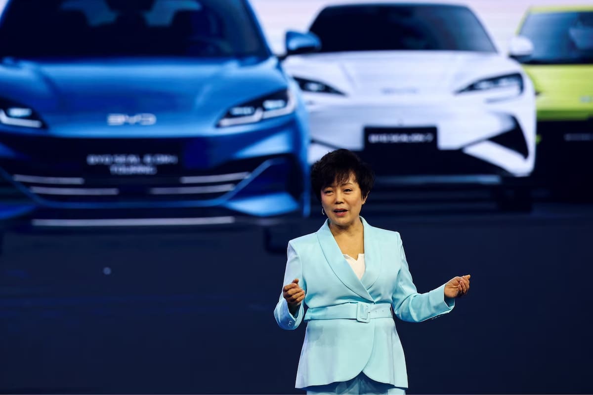 BYD dejará de traer autos chinos a Europa; Stella Li confirmó que diseñarán modelos exclusivos de menos de 4.3 metros para ciudades como París y Roma con el fin de evitar los aranceles y adaptarse al gusto de los conductores europeos