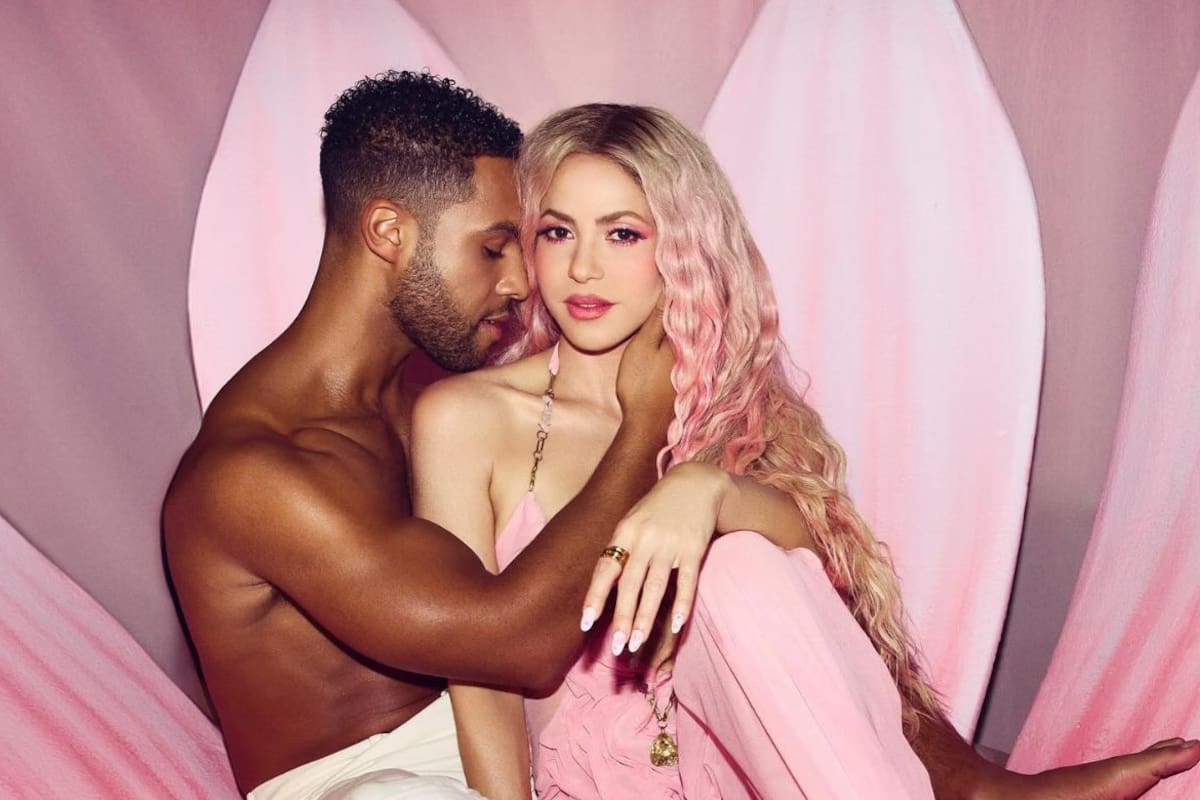 Resurgen rumores de un romance entre Shakira y Lucien Laviscount, actor de “Emily in Paris” y que salió en el video de “Puntería”, en medio de la presentación de la colombiana en el Zócalo de CMDX
