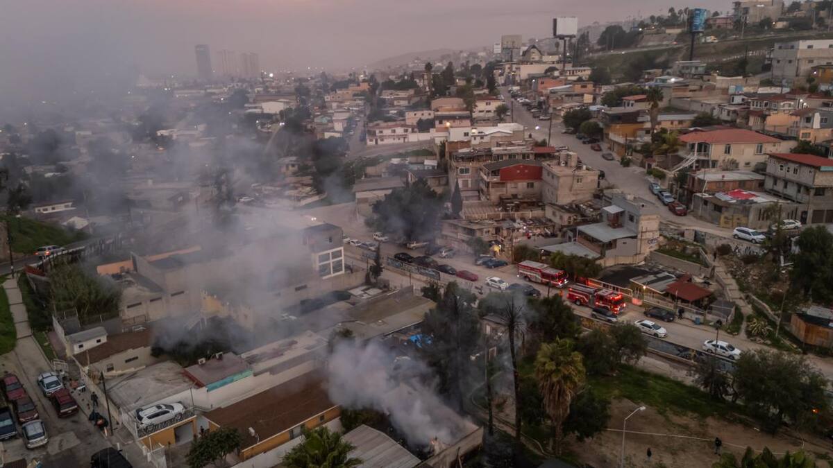 El fuego inició en una bodega y fue controlado por bomberos sin que se reportaran personas lesionadas. Foto: Border Zoom