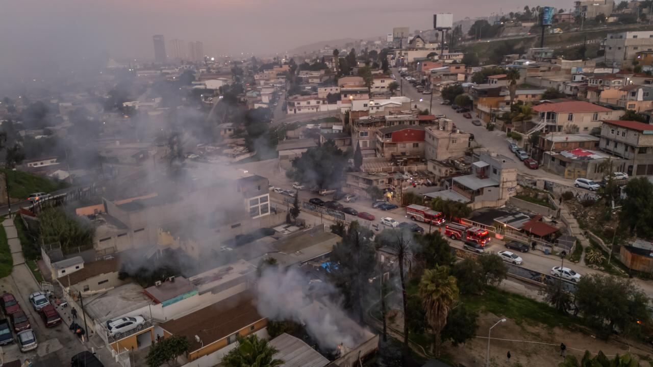 El fuego inició en una bodega y fue controlado por bomberos sin que se reportaran personas lesionadas. Foto: Border Zoom