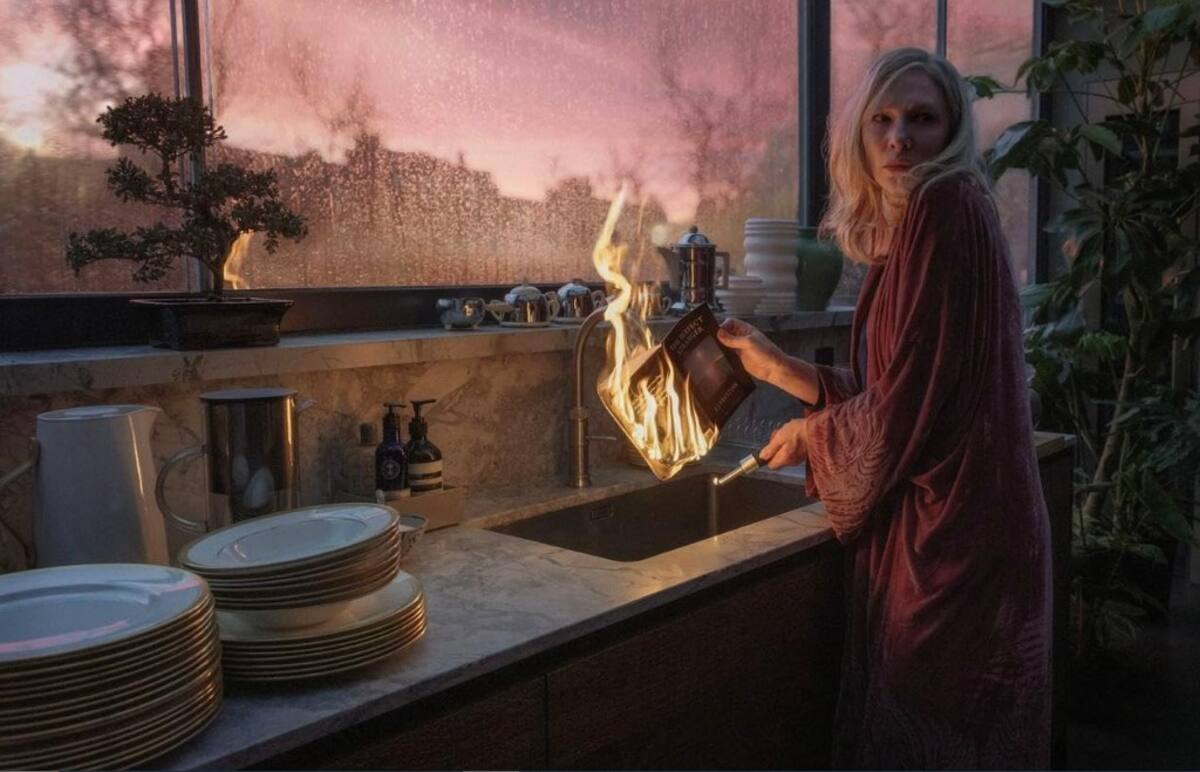 Blanchett interpreta a una reportera perseguida por un turbulento pasado (AppleTV+)