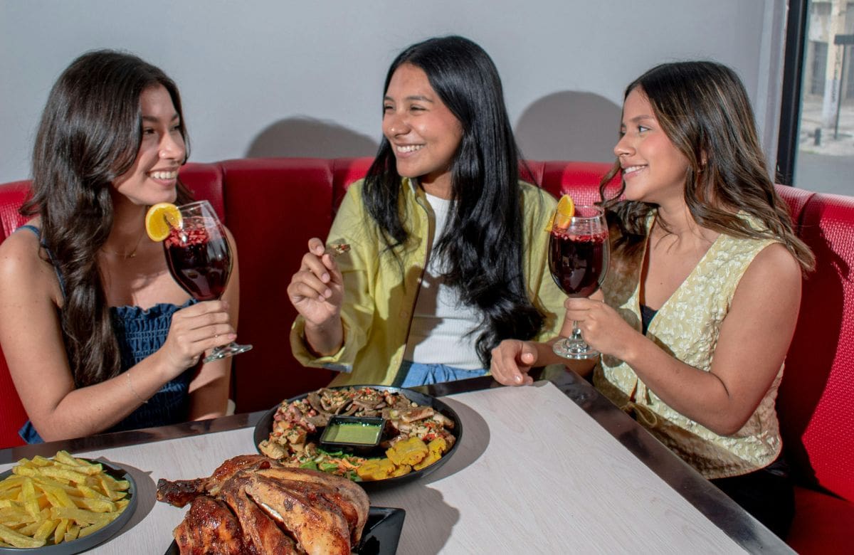 Experta en etiqueta revela que muchos clientes rompen reglas no escritas en cafeterías | Foto: pexels