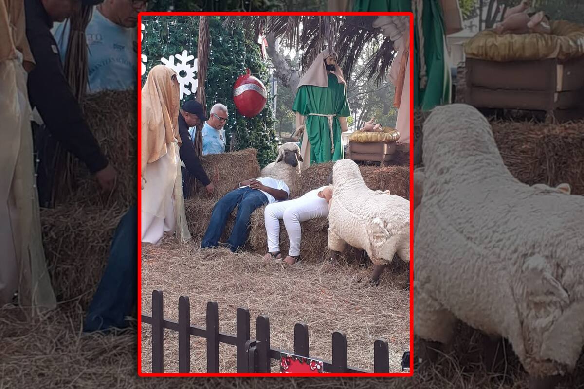 Dos personas en aparente estado de ebriedad se quedan dormidos en pleno nacimiento colocado en una plaza