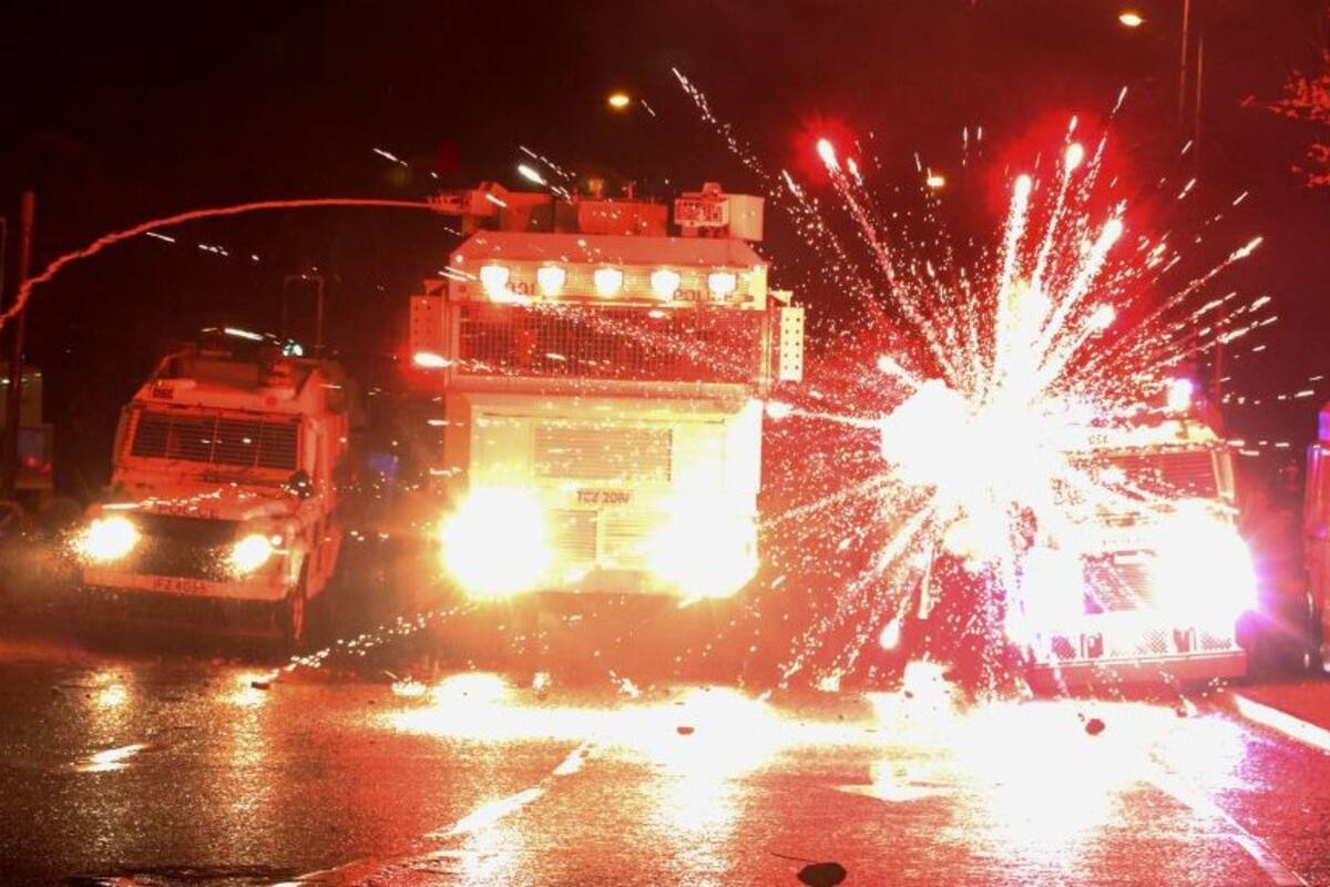 Qué hay detrás del estallido de violencia en Irlanda del Norte que revive fantasmas del pasado