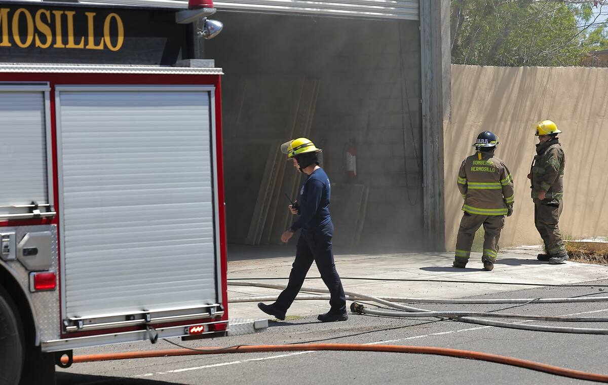 Elementos del Departamento de Bomberos de Hermosillo sofocan las llamas en el interior de una bodega ubicada en la calle Tamaulipas entre Cuernavaca y Naranjo, en la colonia San Benito.