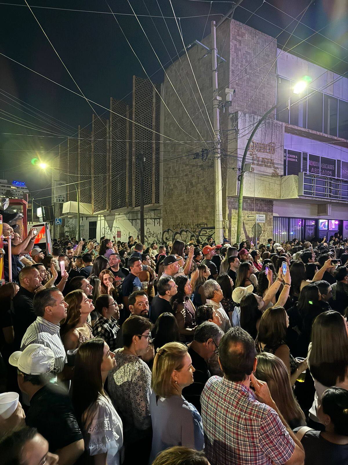Entre el público que asistió anoche al concierto de Kany García también
estaba Antonio Astiazarán, alcalde de Hermosillo con licencia, y su esposa Paty Ruibal.