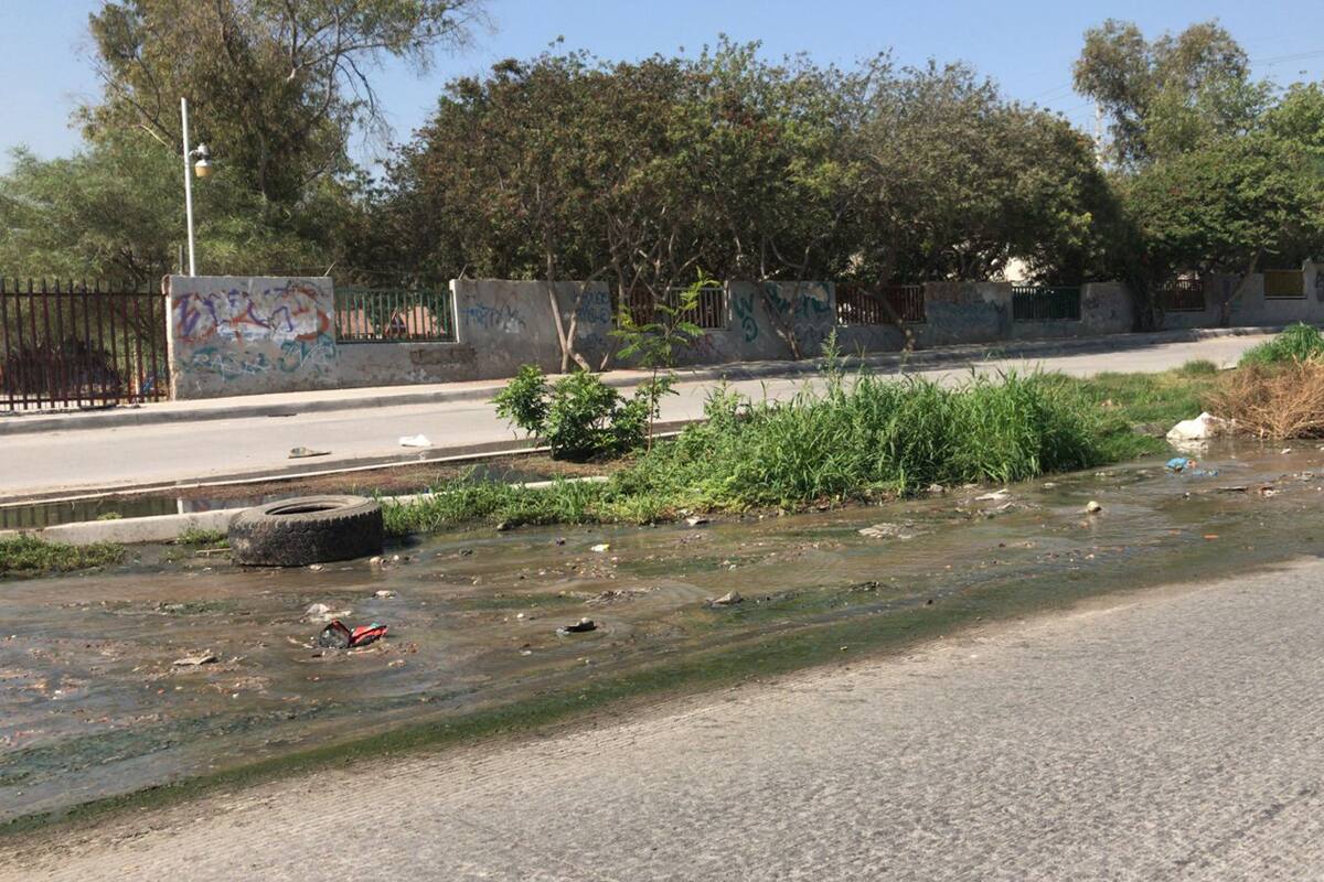 Vecinos reportan fuga de aguas negras en secundaria del Mariano Matamoros