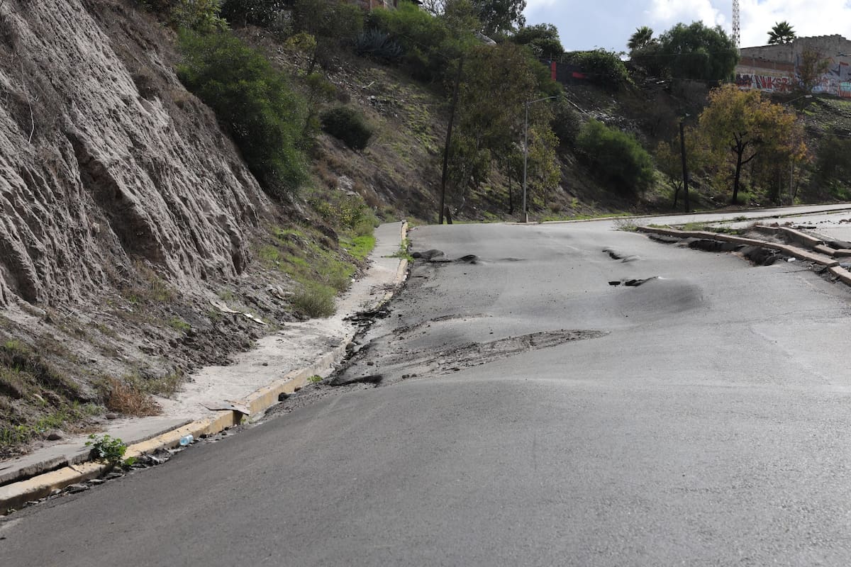 Una cuadrilla de trabajadores ha realizado excavaciones en el pavimento y han colocado mangueras para desviar el agua. Foto: Sergio Ortiz