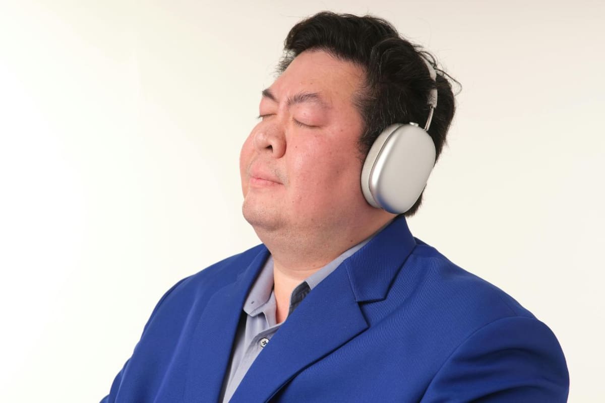 ¿Cerrar los ojos para oír mejor? Un estudio revela que este hábito podría ser contraproducente en lugares ruidosos