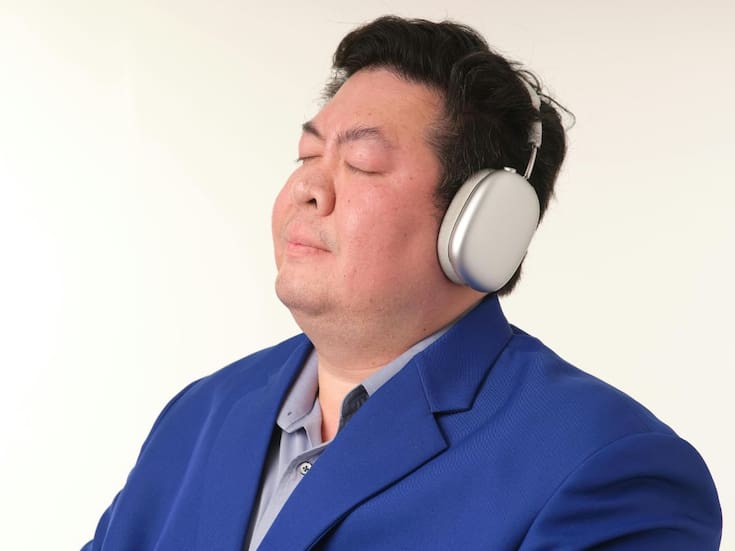 ¿Cerrar los ojos para oír mejor? Un estudio revela que este hábito podría ser contraproducente en lugares ruidosos