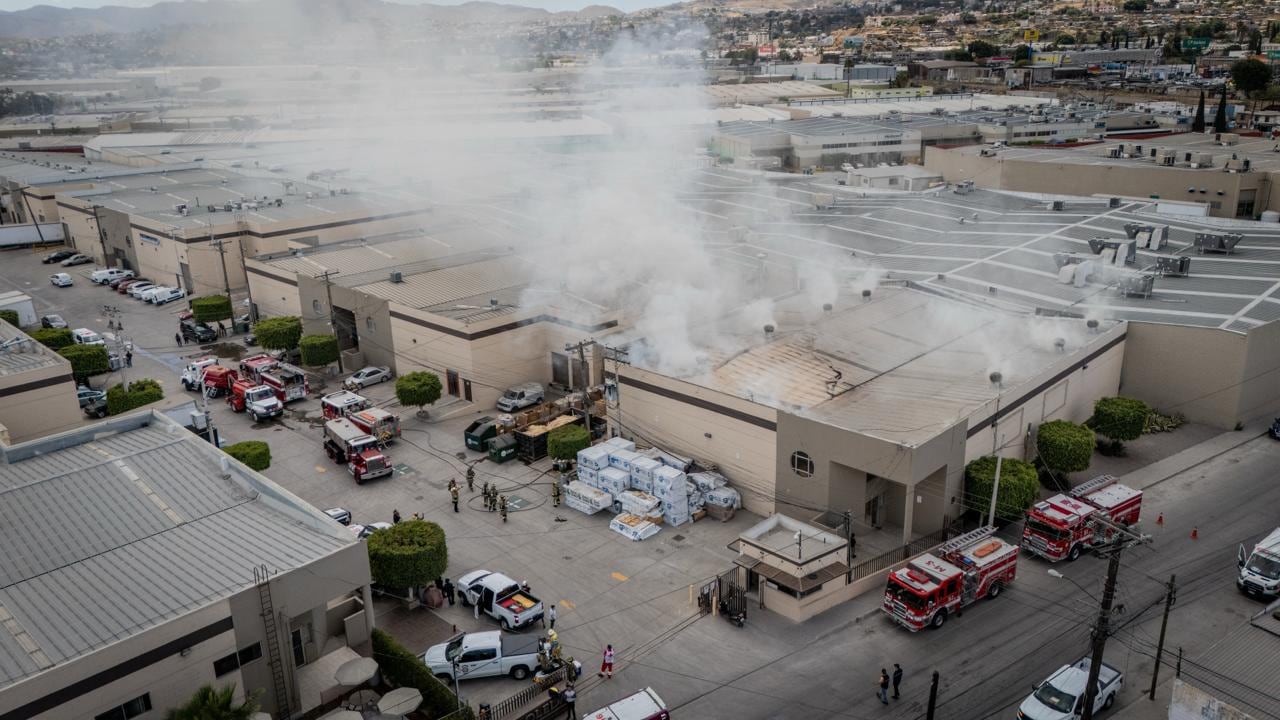 Un incendio en una máquina utilizada para trabajar aluminio dentro de una fábrica del Parque Industrial Arboledas movilizó a corporaciones de emergencia; no se reportan lesionados. Foto: BorderZoom