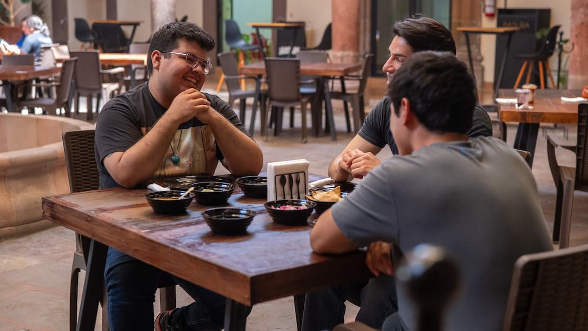 La Generación Z rompe el tabú salarial: 27% habla de su sueldo con amigos y busca enfrentar el estrés financiero con más transparencia