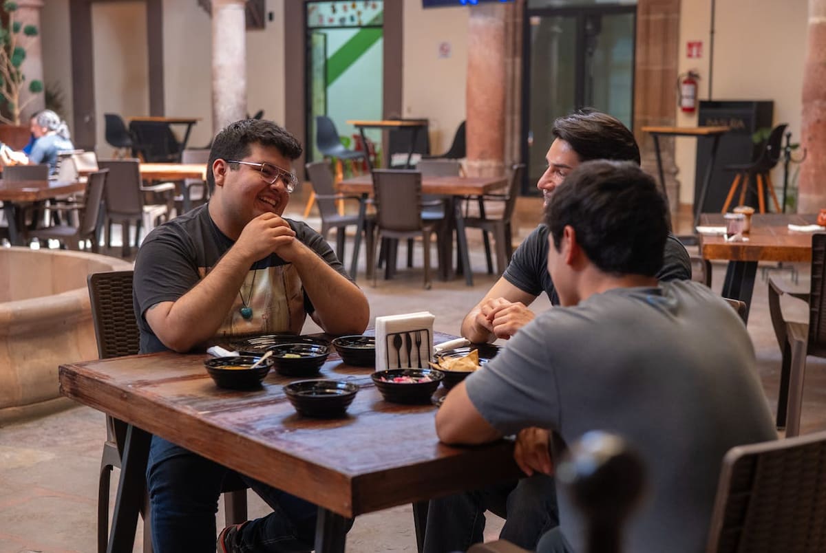 La apertura para discutir ingresos, prestaciones y desafíos económicos está generando conversaciones que antes rara vez ocurrían entre compañeros de trabajo o grupos de amigos. | Foto: Pexels
