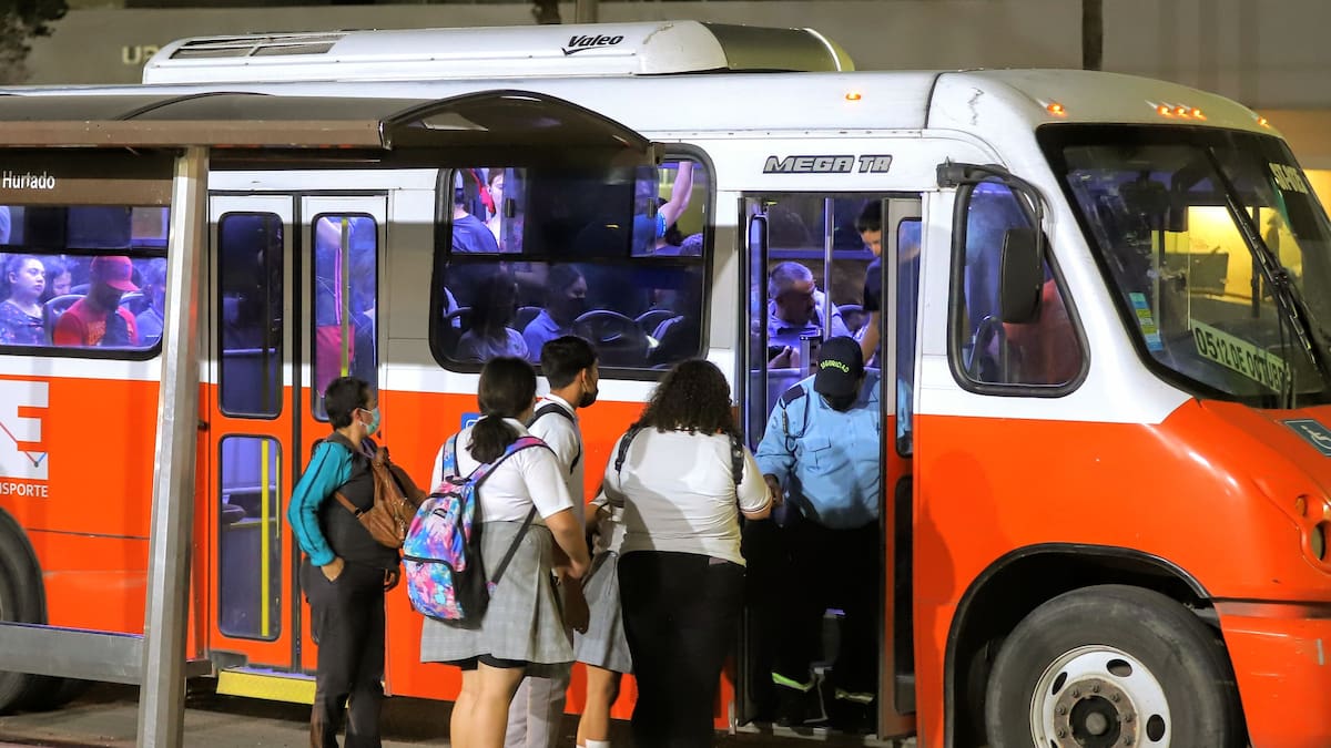 Seguridad al viajar en camiones urbanos de Hermosillo: aumentan casos de tocamientos a mujeres, incluso menores de edad, lo que reactiva el llamado a reforzar la vigilancia