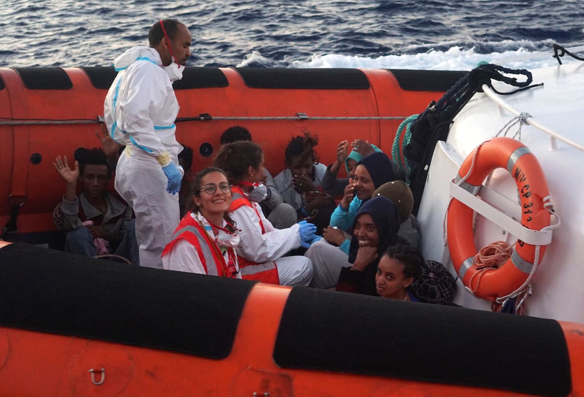 Un grupo de migrantes es evacuado del barco de rescate de la ONG Open Arms por agentes de la Guarda Costera de Italia, ante la costa de la isla de Lampedusa, en Sicilia, en el sur de Italia, el 15 de agosto de 2019. (AP Foto/Francisco Gentico)