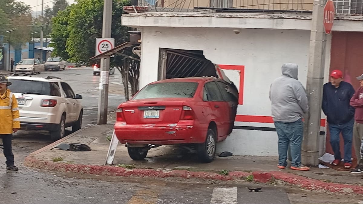 La conductora fue trasladada a un hospital; el negocio estaba cerrado al momento del accidente. Foto: Border Zoom
