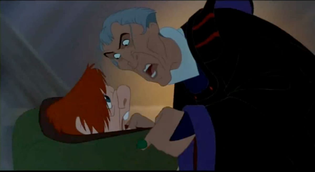 Frollo cría a Quasimodo en aislamiento y miedo, disfrazando su abuso como protección.